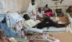 Des patients soudanais sous dialyse dans un hôpital de Khartoum