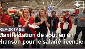 Manifestation de soutien en chanson pour Thomas, le salarié licencié car il chante, par Auchan Louvroil
