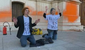 A Marseille, des activistes de "Dernière rénovation" repeignent en orange le mur de la préfecture