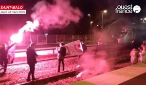 VIDÉO. Les opposants à la réforme des retraites bloquent les trains en gare de Saint-Malo