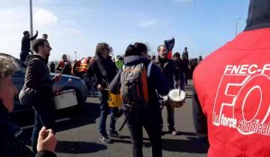 A Calais, les manifestants occupent l'A16