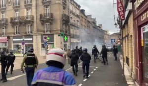 Charleville-Mézières : les affrontements entre forces de l'ordre et manifestants se poursuivent sur la place de l'hôtel de ville