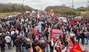 Les manifestants d'Amiens arrivent au rond-point de L'Oncle Sam