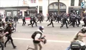 Retraites en France: affrontements à Paris entre policiers et manifestants
