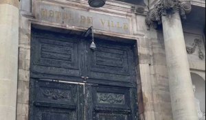 Retraites: la porte de la mairie de Bordeaux calcinée au lendemain de la manifestation