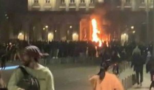 Bordeaux: le porche de l'hôtel de ville incendié en marge de la manifestation