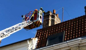 Saint-Omer: une cheminée menace de s'effondrer en pleine rue
