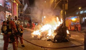 Retraites: des pompiers éteignent un feu de poubelles à Paris