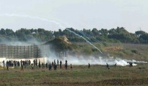Les Palestiniens fuient les gaz lacrymogènes israéliens lors d'un rassemblement