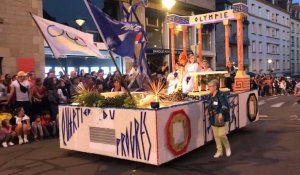 VIDEO. Les Angevines à Fougères : des milliers de personnes dans les rues pour le défilé de chars