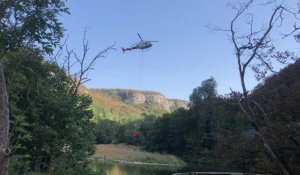 Incendie dans le massif du Semnoz : des hélicoptères prennent de l’eau dans le Chéran
