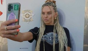 A Los Angeles, un selfie pour se moquer de la photo d'identité judiciaire de Trump