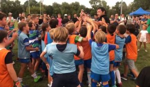 VIDEO. Le Haka du All Black Byron Kelleher avec les jeunes rugbymen