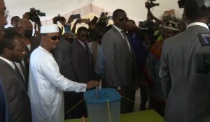Mahamat Idriss Déby Itno, chef de la junte tchadienne, vote à la présidentielle