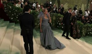 L'actrice Uma Thurman pose pour les photographes au gala du Met