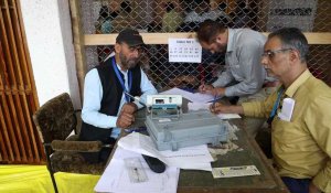 Législatives en Inde: dépouillement en cours dans un bureau de vote du Cachemire