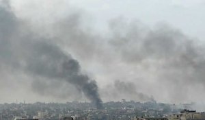 Des nuages de fumée s'élèvent au-dessus de Rafah à la suite de frappes
