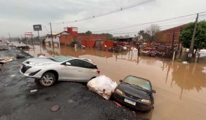 Inondations au Brésil: voitures et routes bloquées alors que le niveau de la rivière augmente
