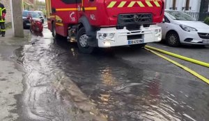 La borne à incendie fuit durant une intervention des pompiers à Boulogne-sur-Mer, des milliers de litres d'eau dans la rue