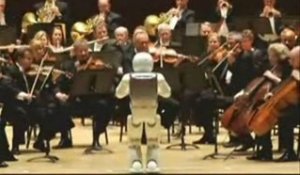 ASIMO, le petit robot chef d`orchestre