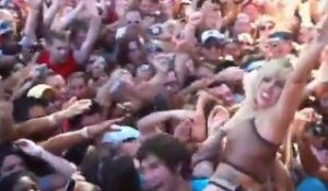 Lady Gaga se jette dans la foule - concert