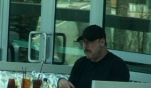 SNTV - John Travolta déjeune à Miami