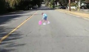 Un enfant en 3D peint sur la route pour éviter les accidents