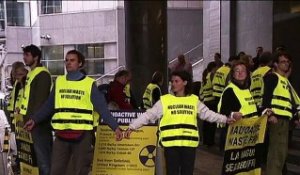 Des fûts radioactifs devant le Parlement européen