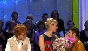 Jamel Debbouze offre des fleurs à Michèle Laroque