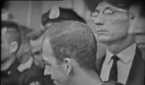 Lee Harvey Oswald répond aux journalistes - Archive INA