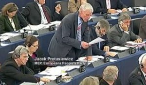 Les Eurodéputés réclament des sanctions contre le...