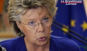 Roms : Viviane Reding "persiste et signe"