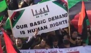 Libye : les habitants de Benghazi manifestent en soutien...