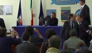 Lampedusa : Berlusconi promet, les migrants continuent...
