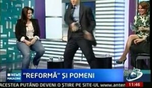 Un politicien roumain danse le Moonwalk