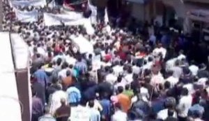 Syrie : des dizaines de milliers de manifestants à...