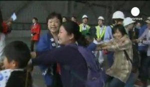 Des enfants japonais tirent un avion à la... - no comment