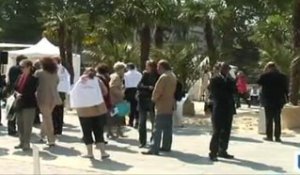 L'opération "Palmes de la liberte" devant Notre-Dame fait la promotion de la liberté religieuse