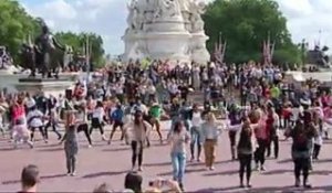 Une flashmob royale devant Buckingham