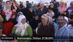 Un couple syrien se marie dans un camp de... - no comment