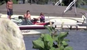 Miley Cyrus et Liam Hemsworth s'amusent sur un lac