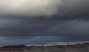 Formation d'un tuba (début de tornade) dans le ciel de Berck-sur-Mer (Pas-de-Calais)