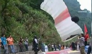 Un homme volant dans les montagnes chinoises - no comment