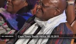 Bono chante pour Desmond Tutu - no comment