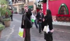 Jane Lynch fait du shopping au Grove à Los Angeles