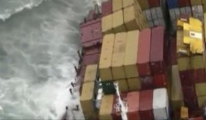 Marée noire : un cargo échoué en mer se brise en 2