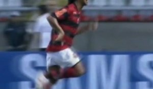 Ronaldinho mystifie un adversaire et régale Flamengo
