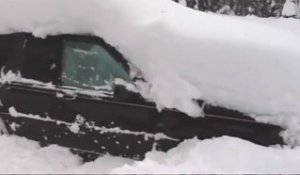 Bloqué dans sa voiture sous la neige pendant 2 mois