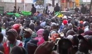 Sénégal : l'opposition multiplie les appels à...