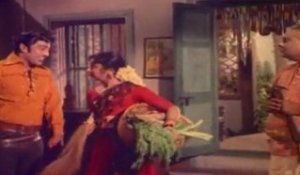 BATHILUKKU BATHIL - Vijayakumari Fooling Muthuraman Comedy Scene
